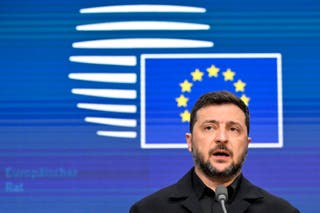 Volodymyr Zelensky fala aos repórteres durante a reunião do Conselho Europeu em Bruxelas